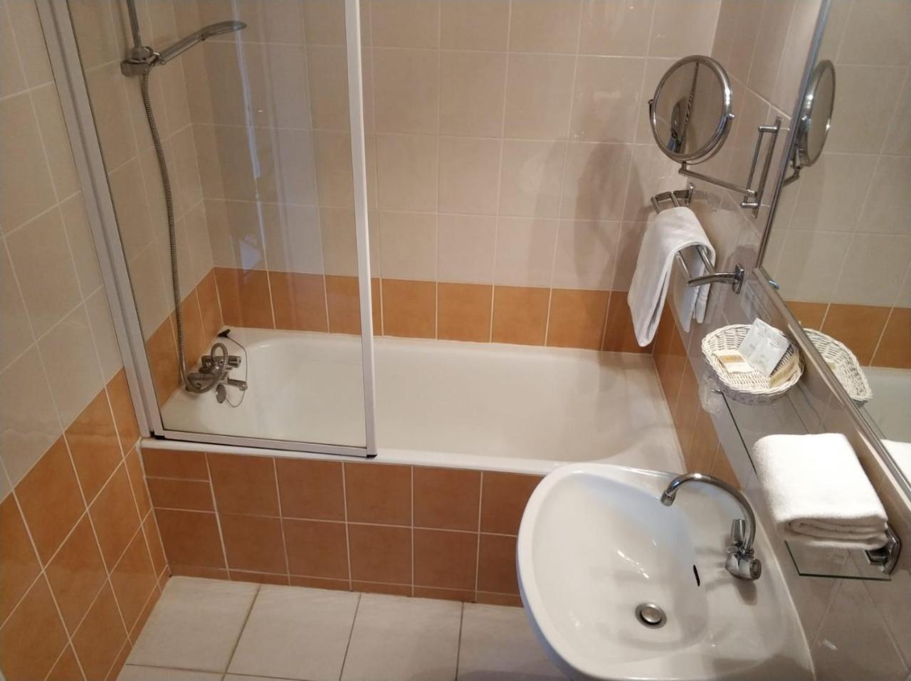 Logis Hotel Calisola Besancon - Soiree Etape Chalezeule Zewnętrze zdjęcie