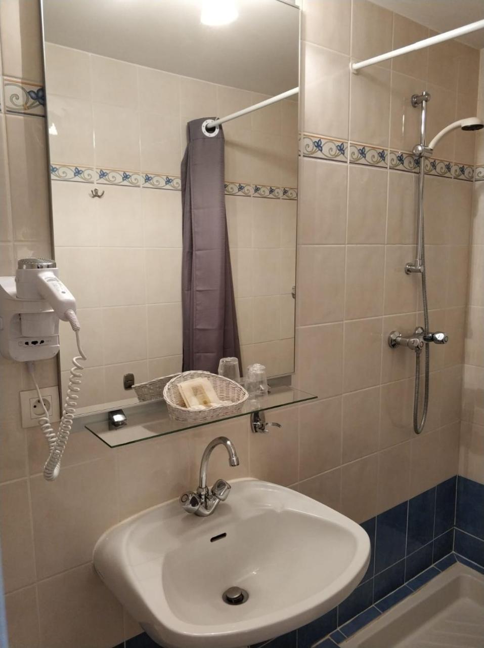 Logis Hotel Calisola Besancon - Soiree Etape Chalezeule Zewnętrze zdjęcie
