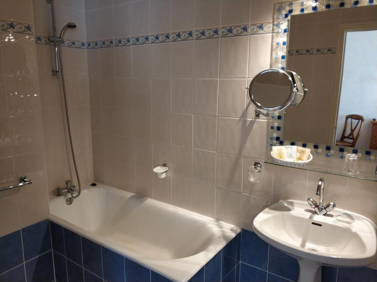 Logis Hotel Calisola Besancon - Soiree Etape Chalezeule Zewnętrze zdjęcie